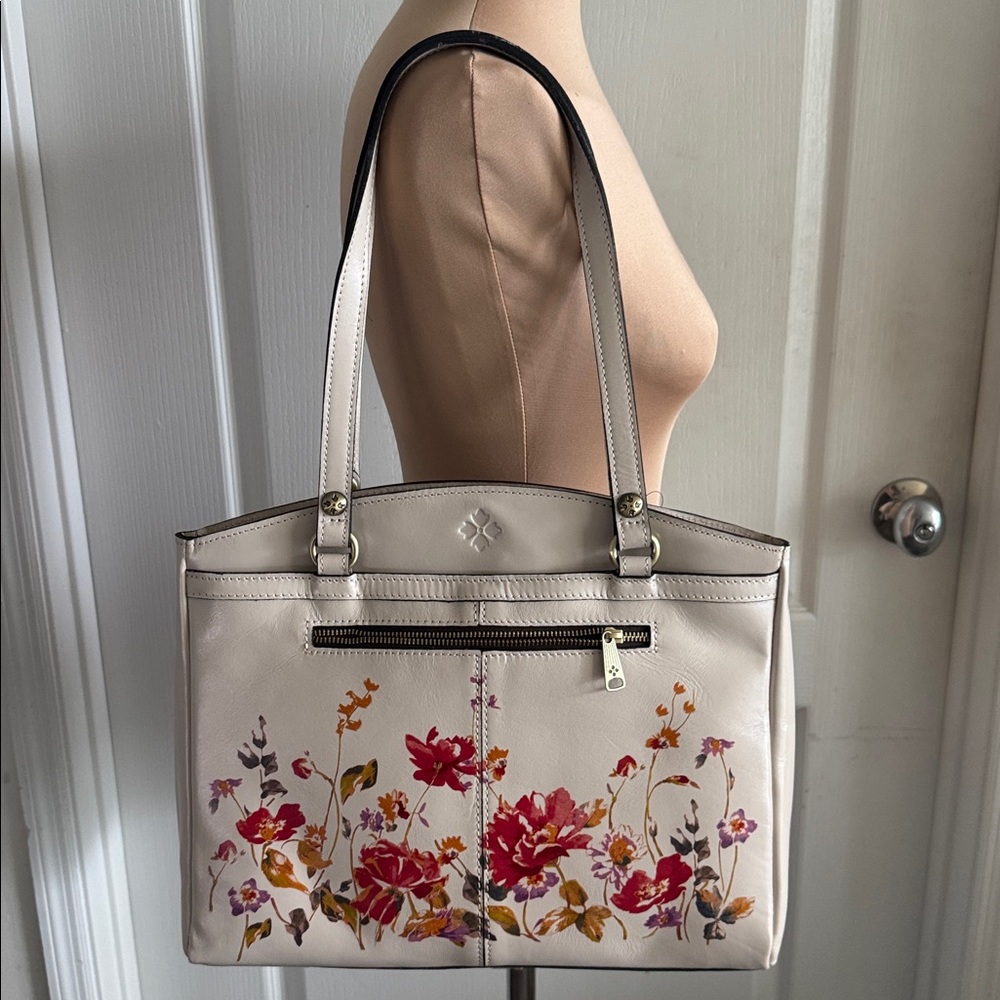 Patricia Nash Leather Handbag Poppy Tote
Aegean Blooms Spot Print Chalk White - Picture 6 of 15